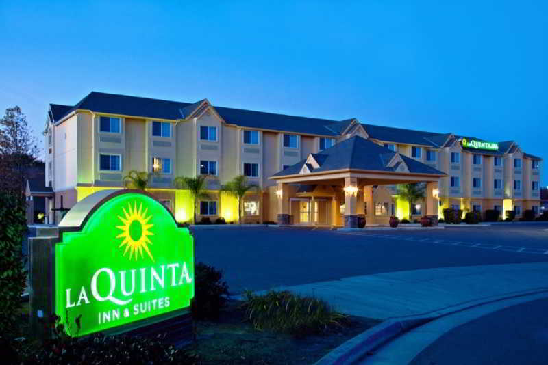 La Quinta By Wyndham Tulare Hotel Exterior photo